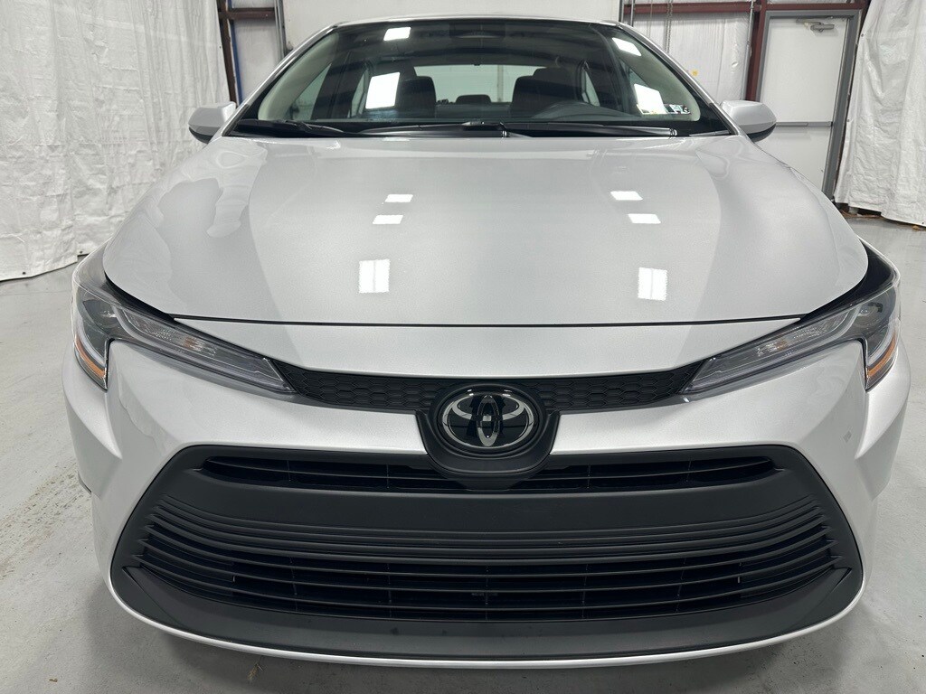 2025 Toyota Corolla LE photo 2