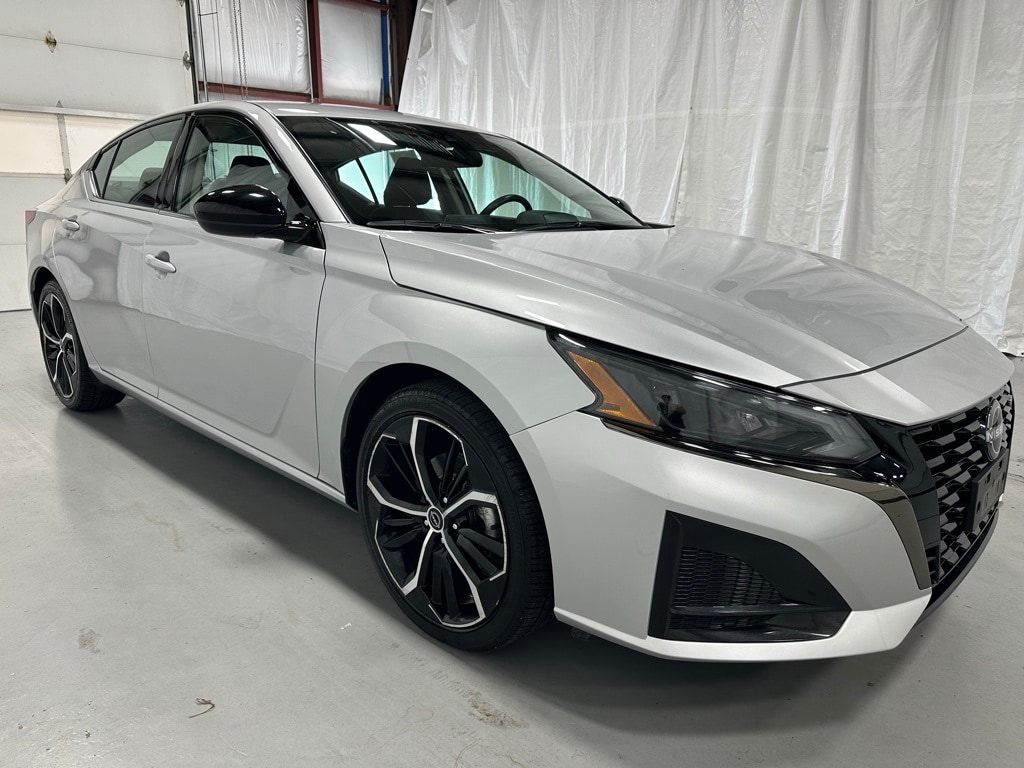 2024 Nissan Altima SR's photo