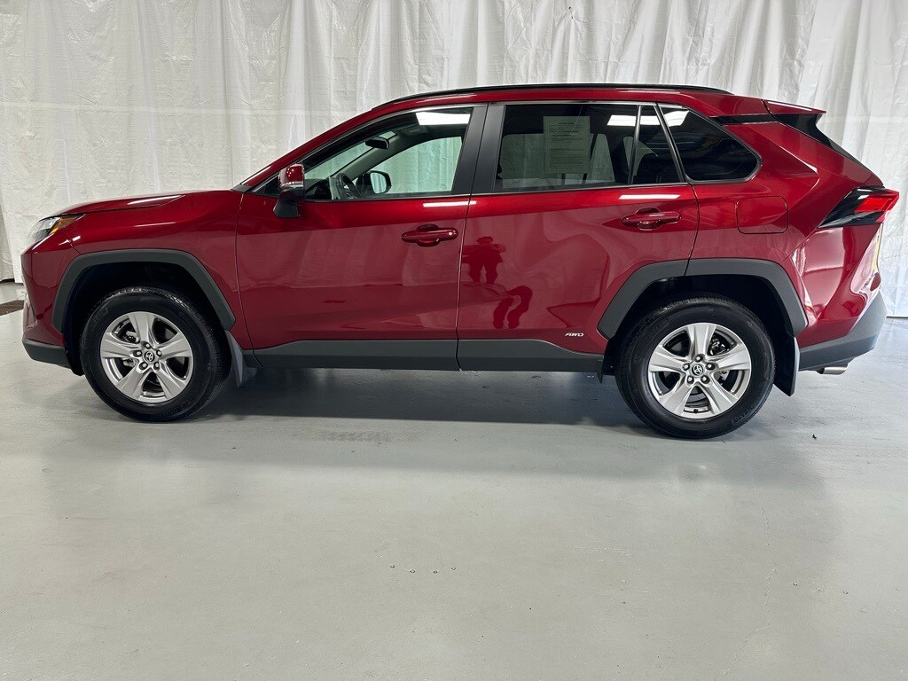 2025 Toyota RAV4 Hybrid XLE photo 4