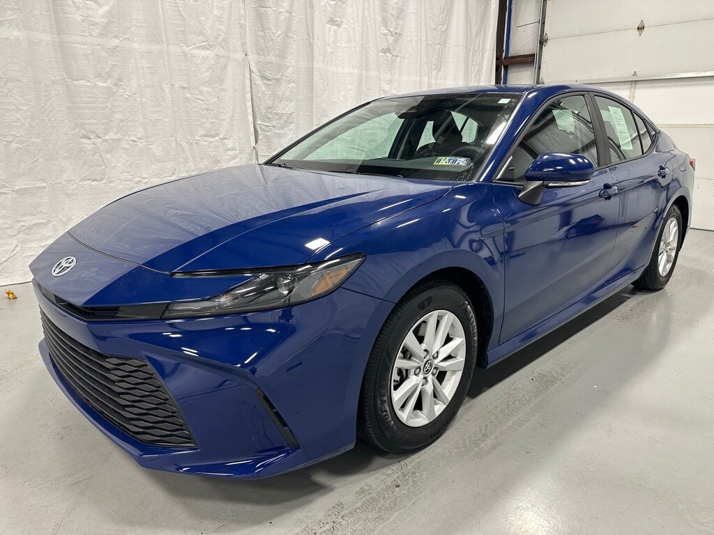 2025 Toyota Camry LE photo 3