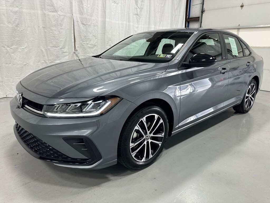 2025 Volkswagen Jetta 1.5T Sport photo 2