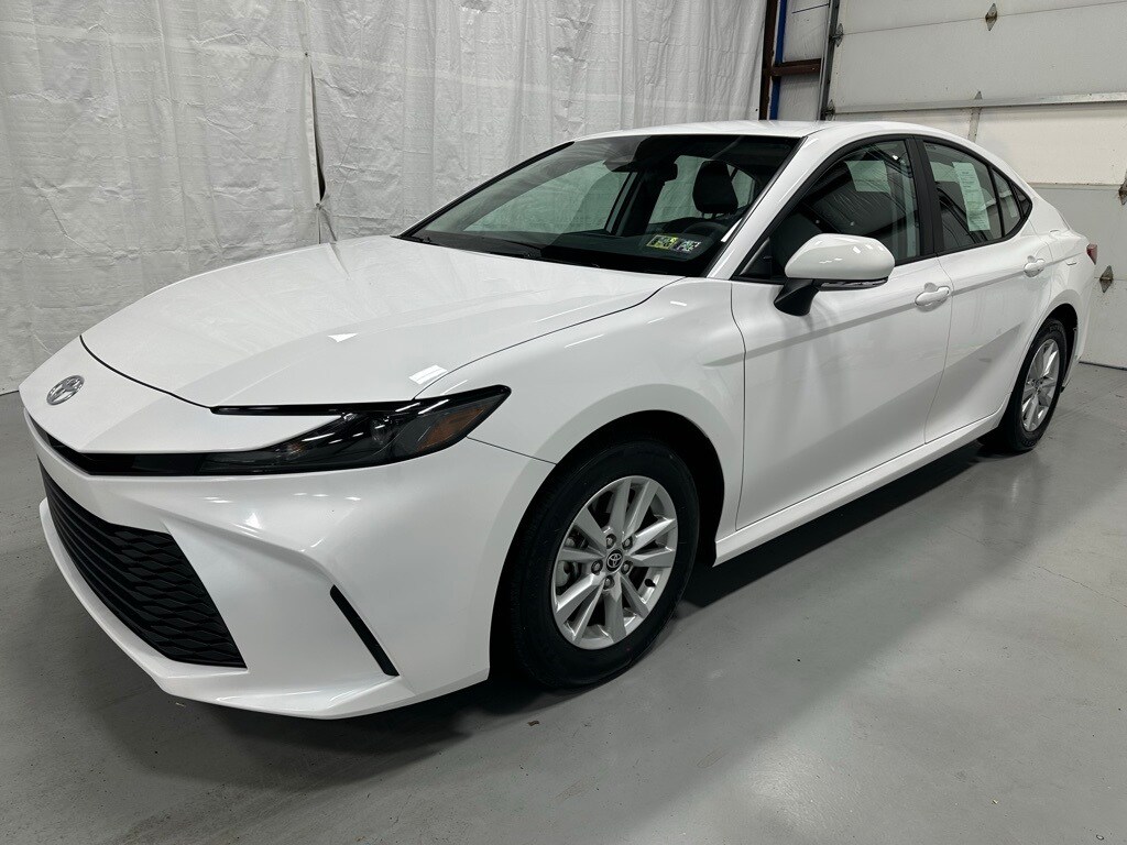 2025 Toyota Camry LE photo 3