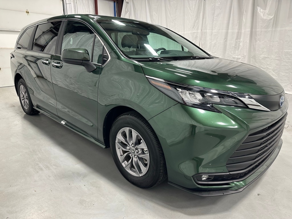 2025 Toyota Sienna XLE's photo