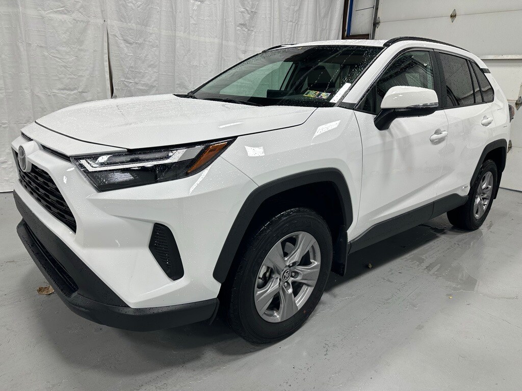 2025 Toyota RAV4 Hybrid XLE photo 3