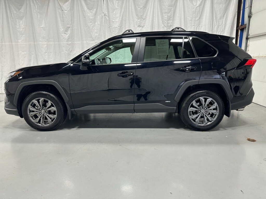 2025 Toyota RAV4 Hybrid XLE Premium photo 3
