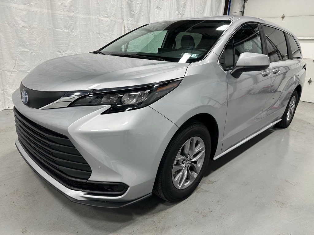 Used 2025 Toyota Sienna LE 8 Passenger Van Passenger Van