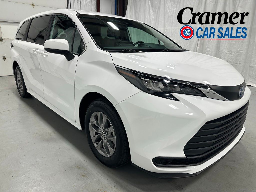 2025 Toyota Sienna LE 8-Passenger Hybrid FWD's photo