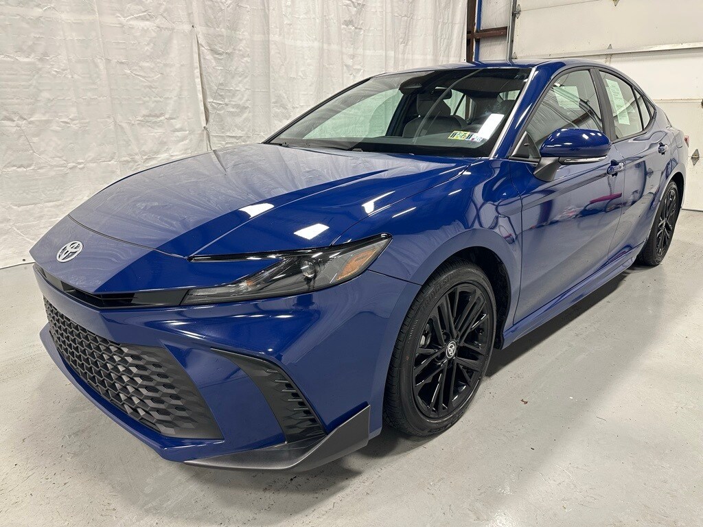 2025 Toyota Camry SE photo 3
