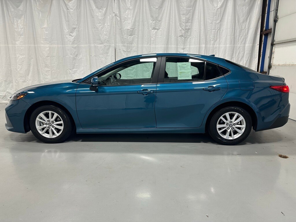 2025 Toyota Camry LE photo 4