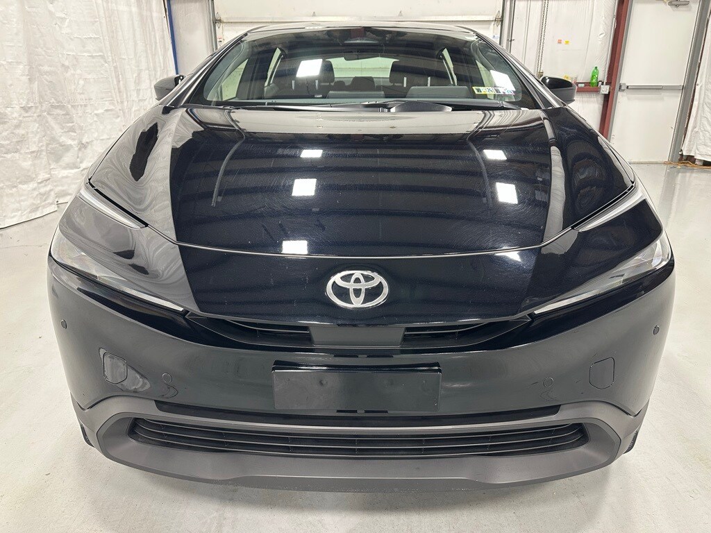 2025 Toyota Prius LE photo 2