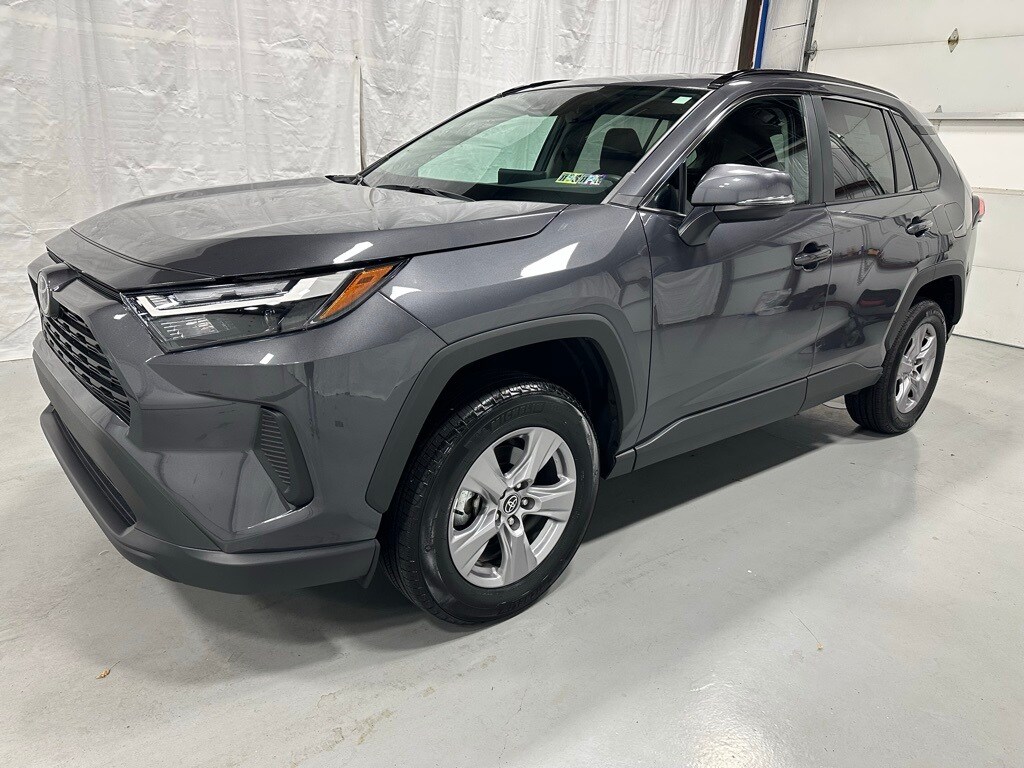 2025 Toyota RAV4 XLE photo 3