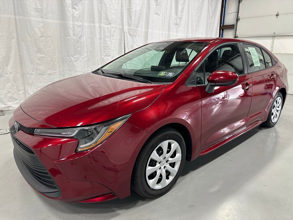 2025 Toyota Corolla LE photo 3