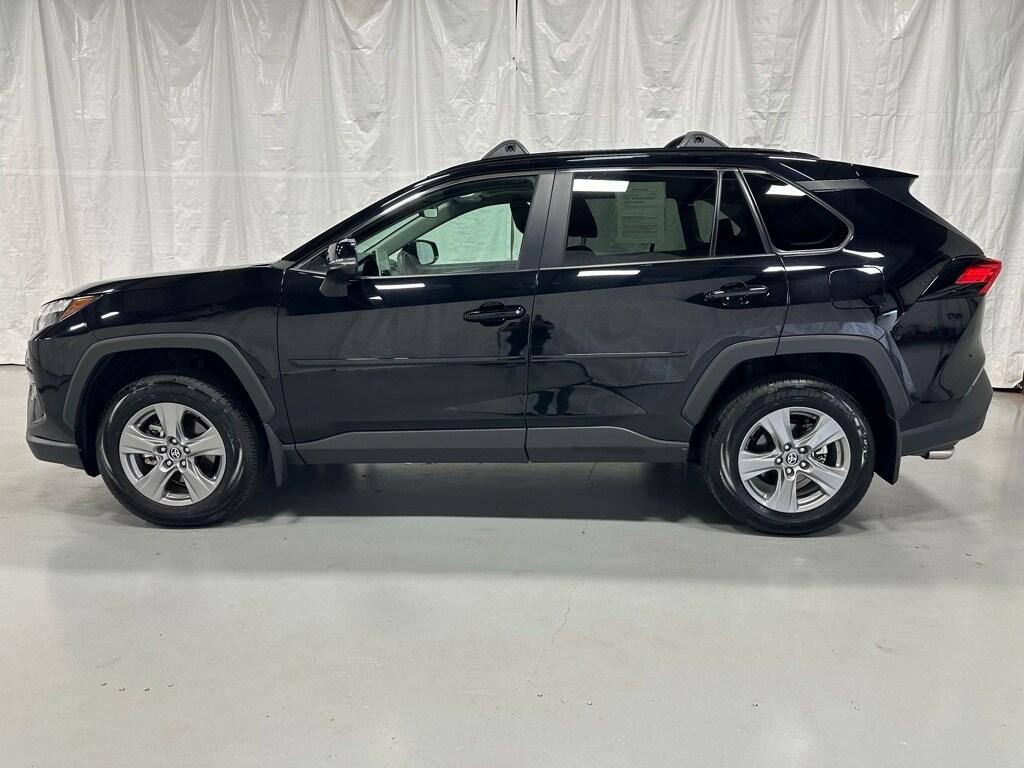 2025 Toyota RAV4 XLE photo 4