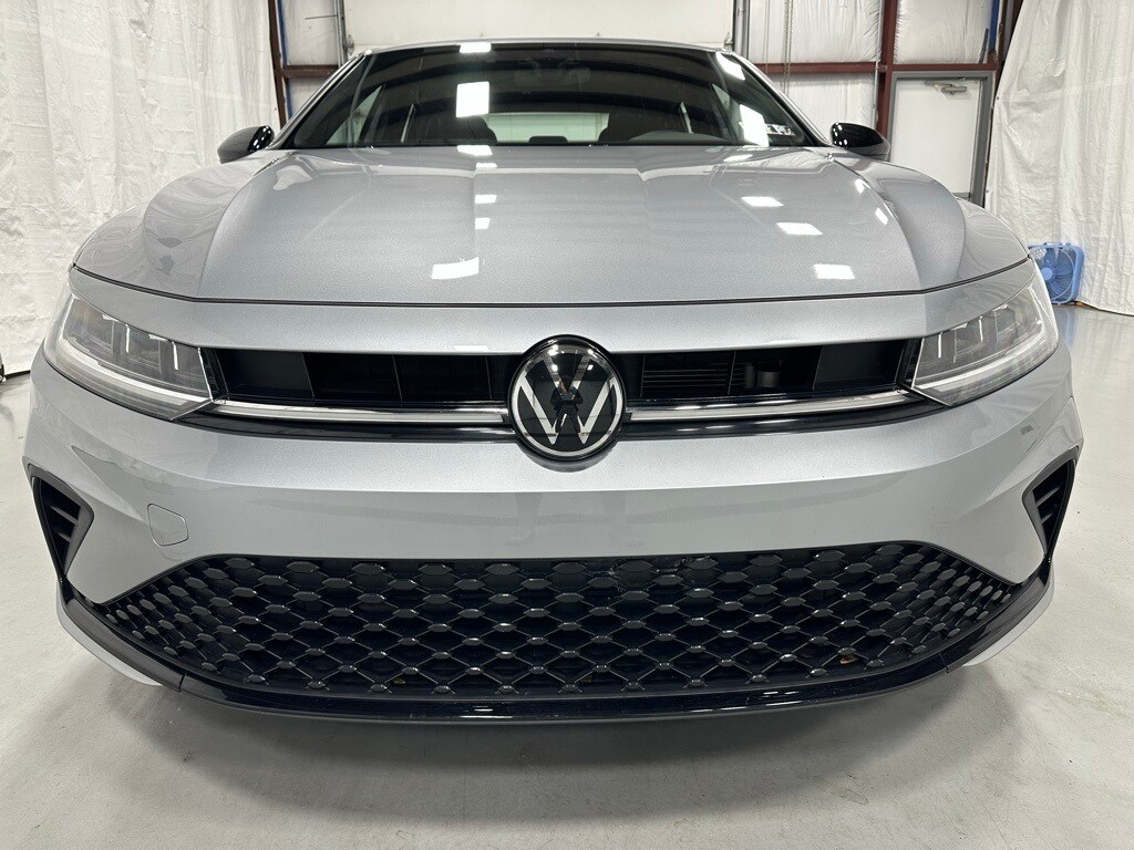 2025 Volkswagen Jetta 1.5T Sport photo 2