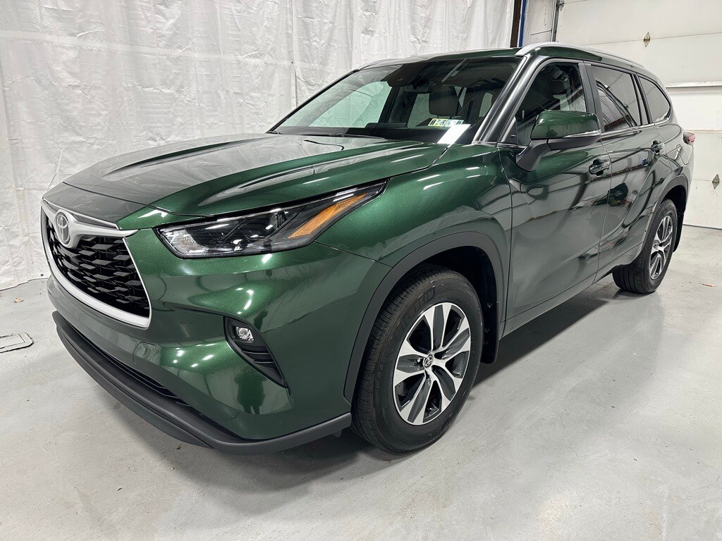 2025 Toyota Highlander XLE photo 3