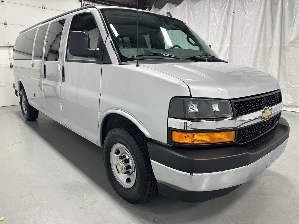 2025 Chevrolet Express Passenger LT's photo
