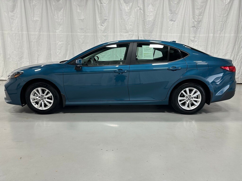 2025 Toyota Camry LE photo 4