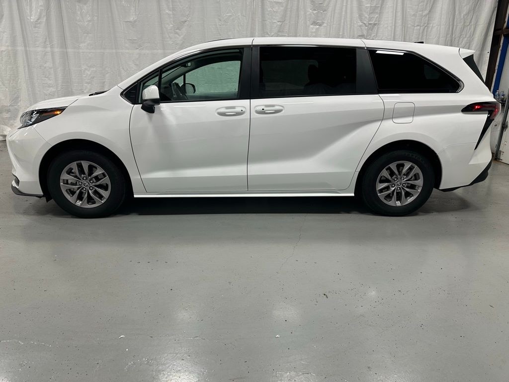 Used 2026 Toyota Sienna LE 8 Passenger Van Passenger Van