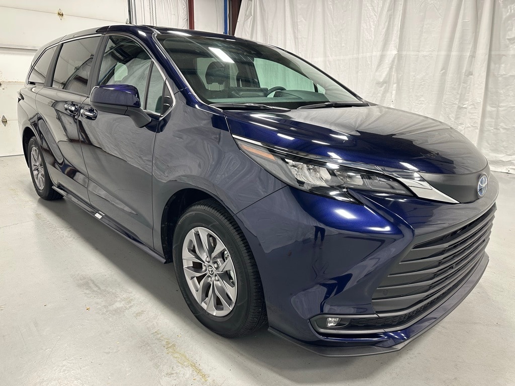 2025 Toyota Sienna XLE's photo