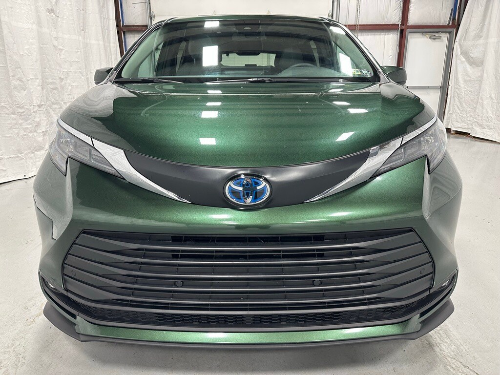 2025 Toyota Sienna XLE photo 2