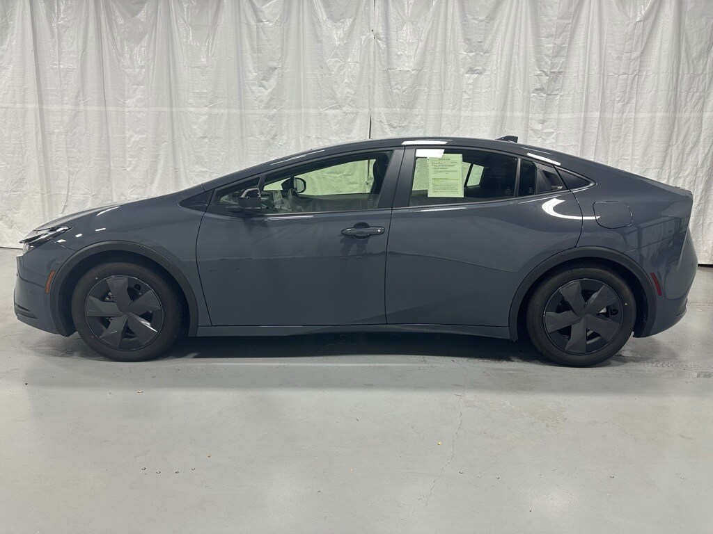 2025 Toyota Prius LE photo 3