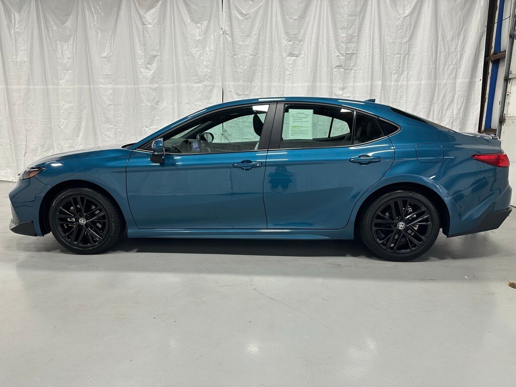 2025 Toyota Camry SE photo 4