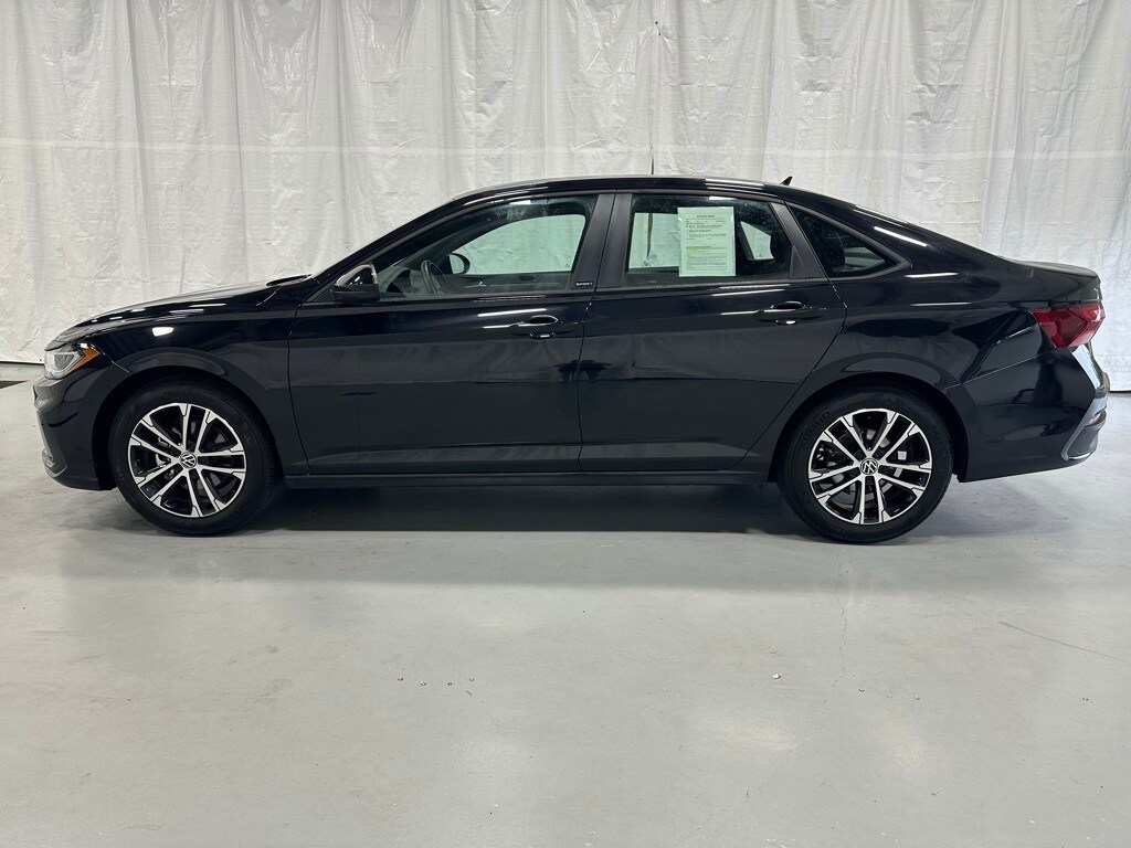 2025 Volkswagen Jetta 1.5T Sport photo 2