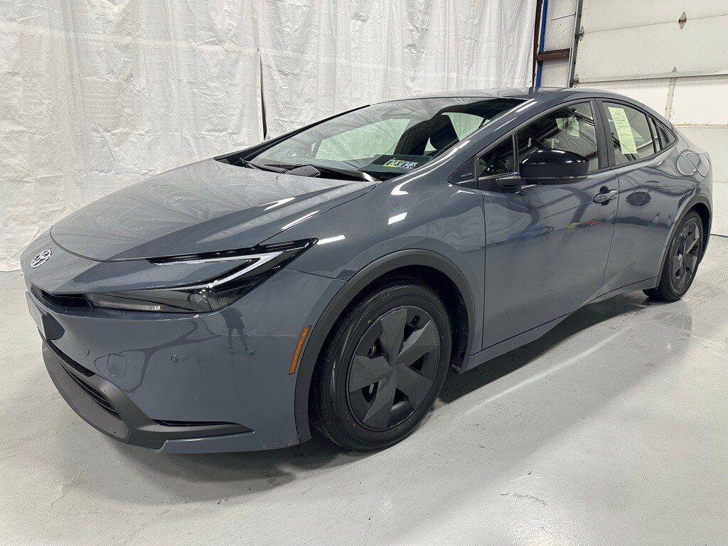 2025 Toyota Prius LE photo 2