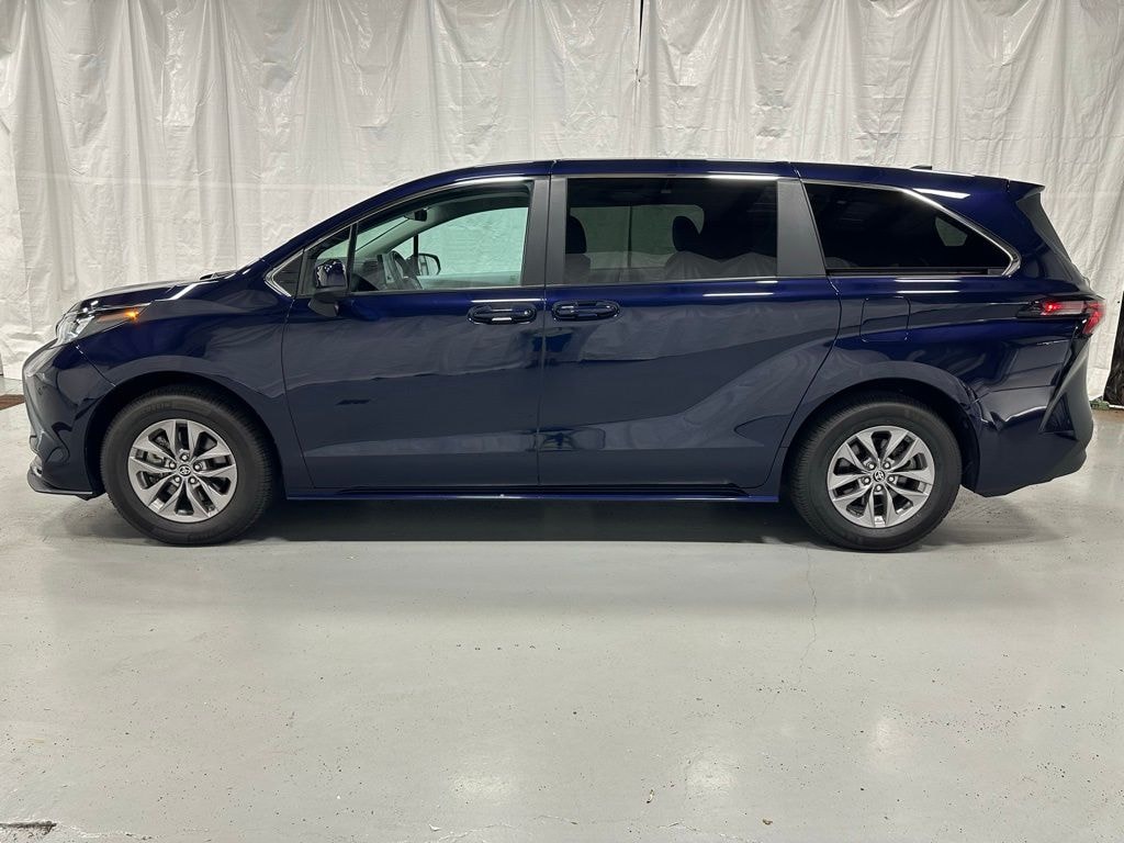 Used 2025 Toyota Sienna LE 8 Passenger Van Passenger Van