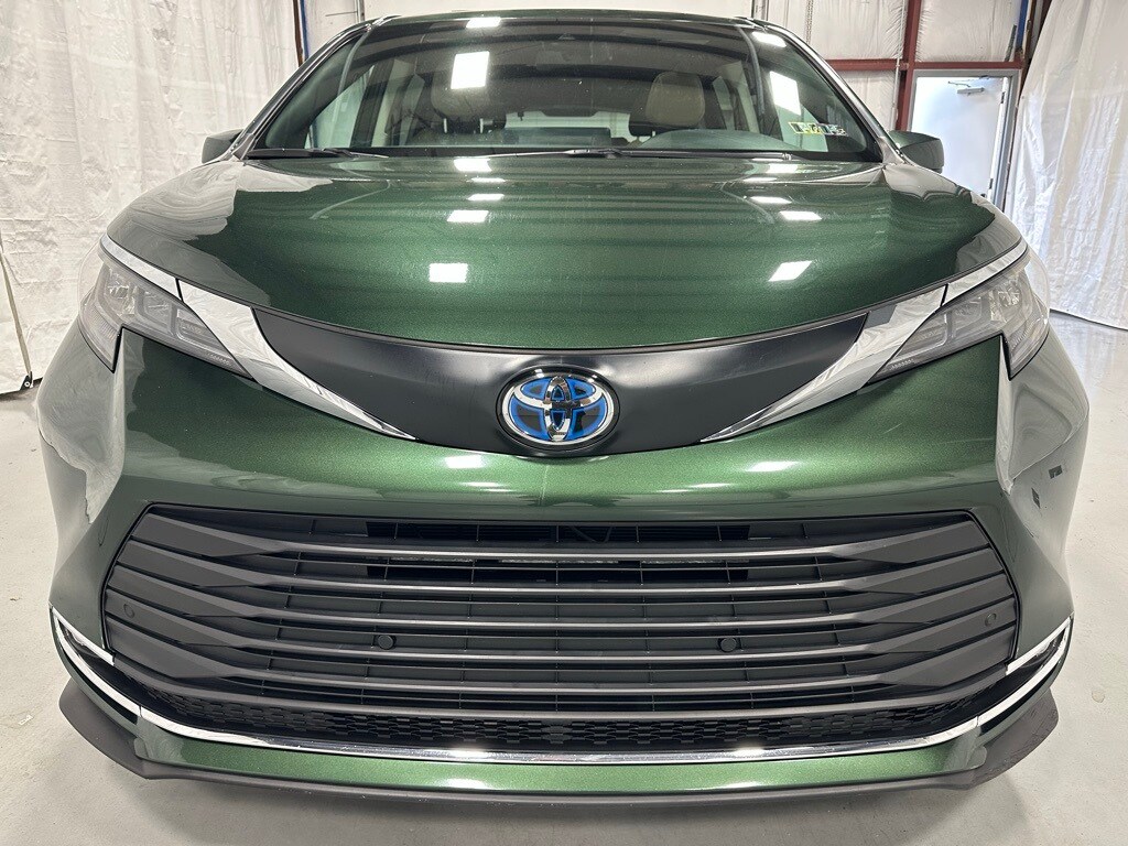 2024 Toyota Sienna XLE photo 2