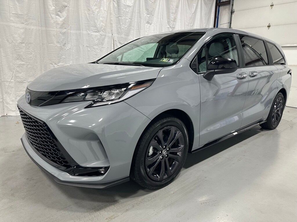 2025 Toyota Sienna XSE photo 3