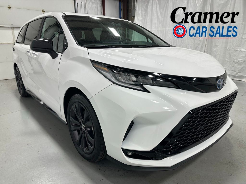 2025 Toyota Sienna XSE 7-Passenger Hybrid FWD's photo