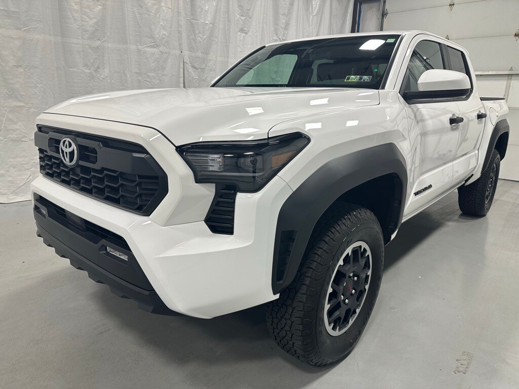 2025 Toyota Tacoma TRD photo 3