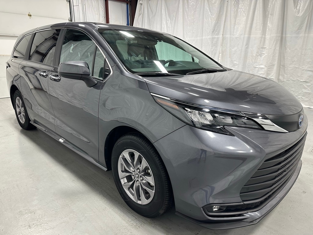 2025 Toyota Sienna XLE's photo