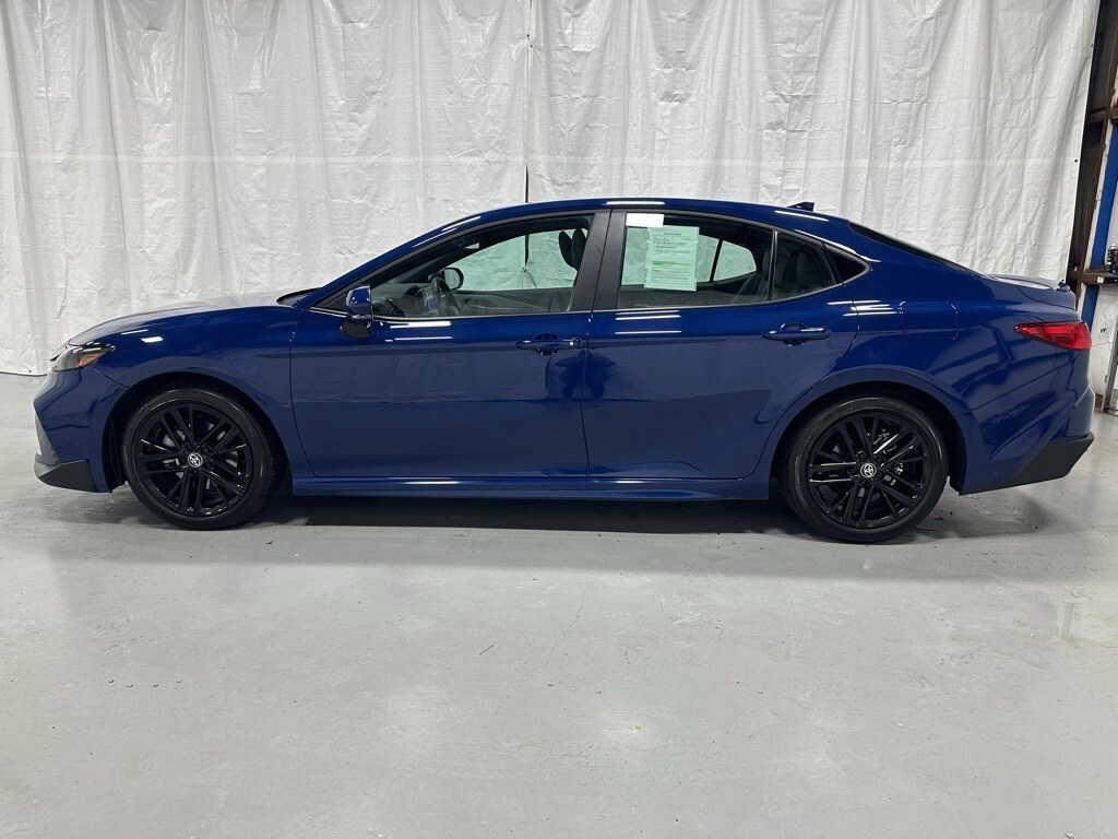 2025 Toyota Camry SE photo 4