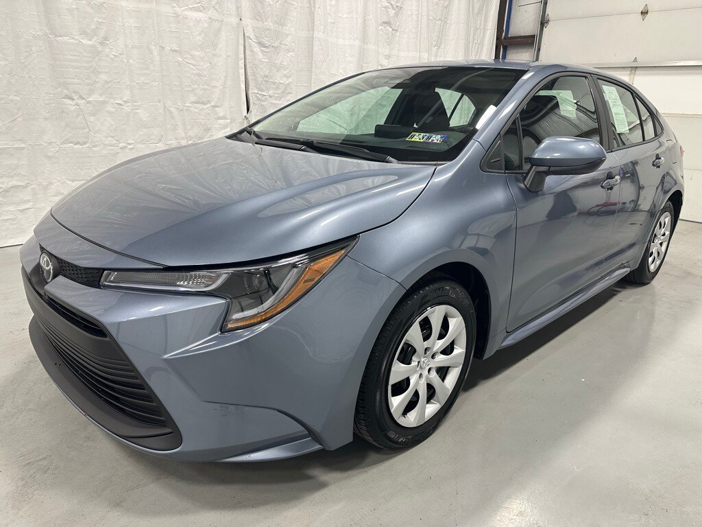2025 Toyota Corolla LE photo 3