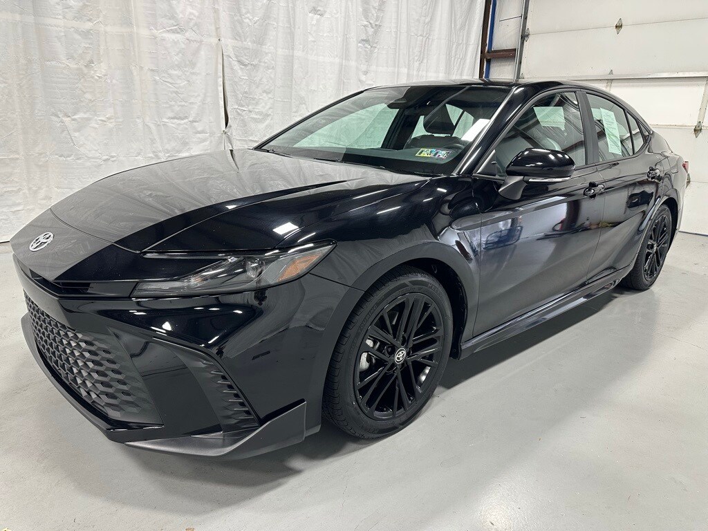 2025 Toyota Camry SE photo 3