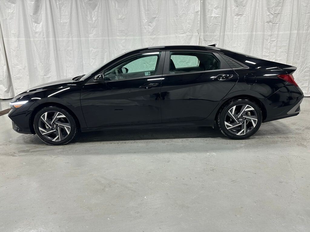 Used 2025 Hyundai Elantra SEL Convenience Sedan