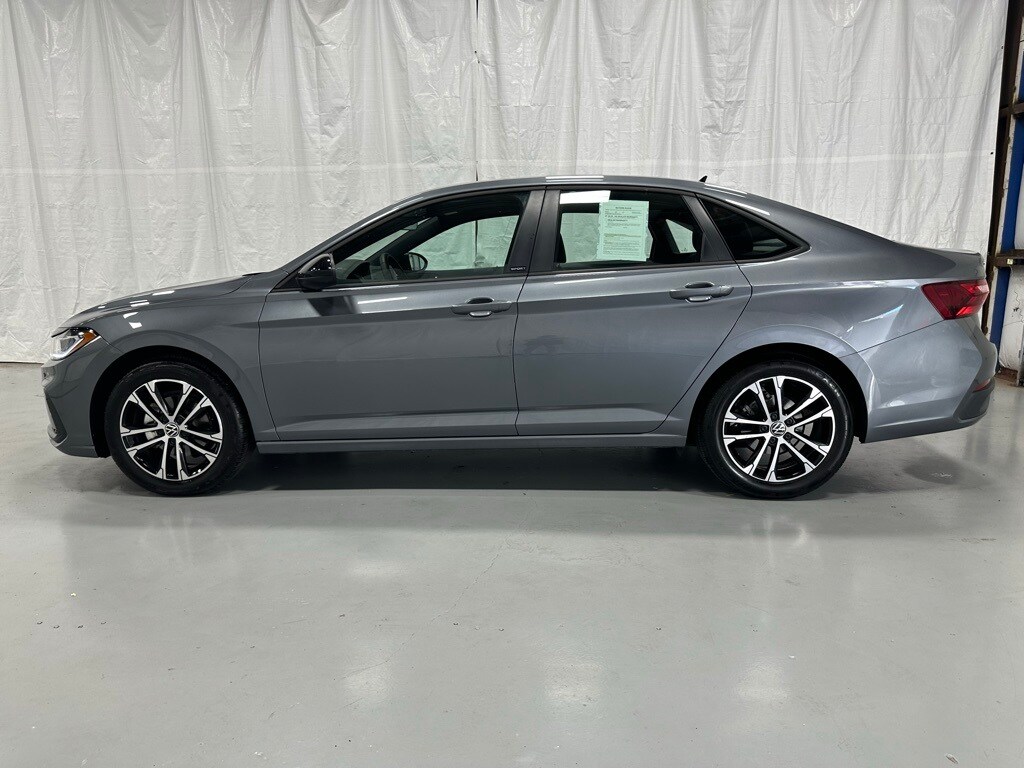 2025 Volkswagen Jetta 1.5T Sport photo 3