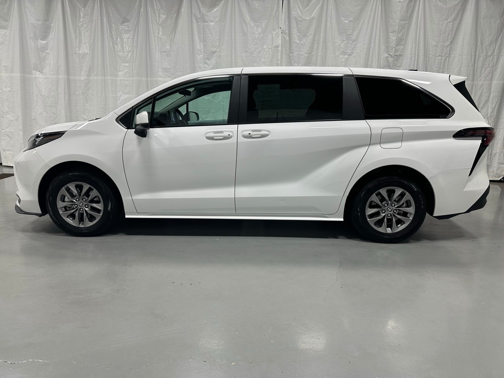 Used 2025 Toyota Sienna LE 8 Passenger Van Passenger Van