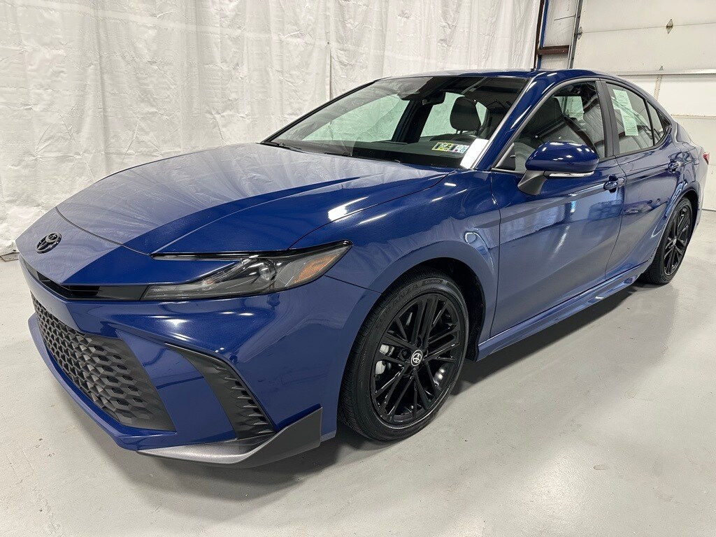 2025 Toyota Camry SE photo 3