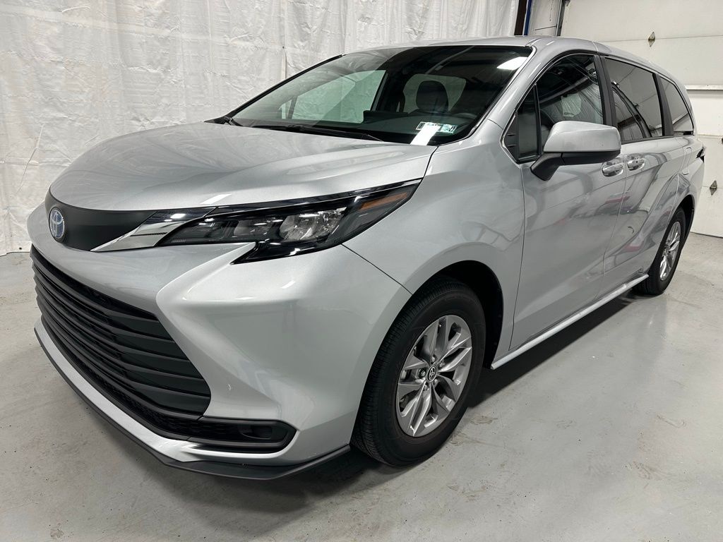 Used 2025 Toyota Sienna LE 8 Passenger Van Passenger Van