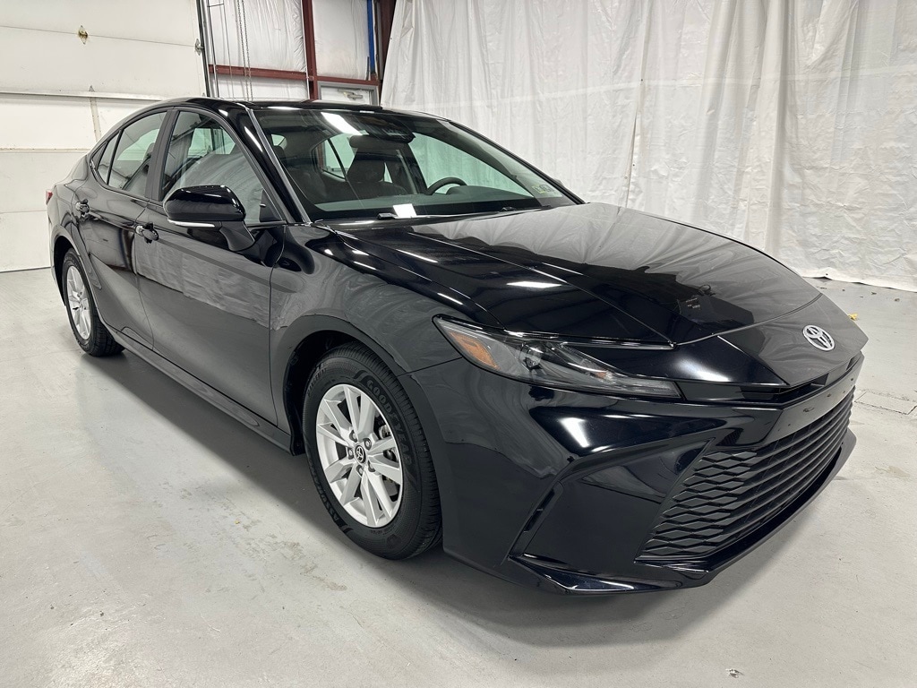 2025 Toyota Camry LE's photo