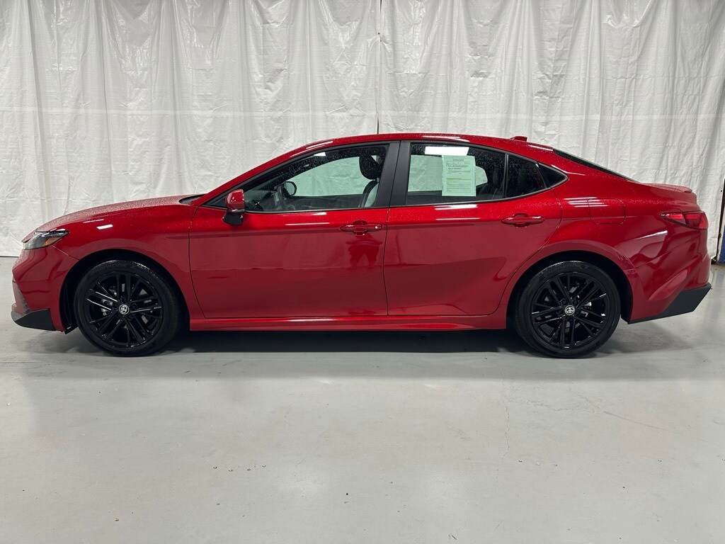 2025 Toyota Camry SE photo 4