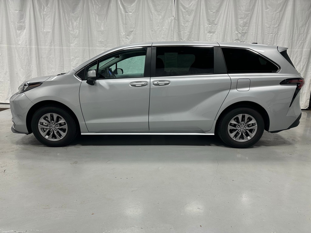 Used 2025 Toyota Sienna LE 8 Passenger Van Passenger Van