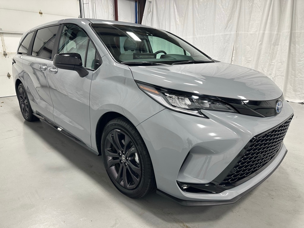 2025 Toyota Sienna XSE's photo