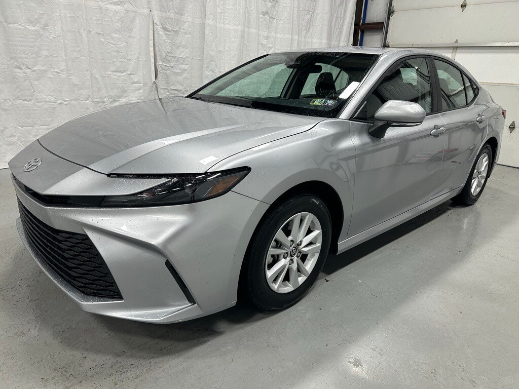 2025 Toyota Camry LE photo 3