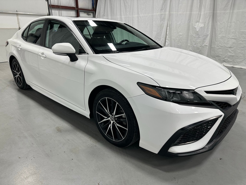 2022 Toyota Camry SE's photo