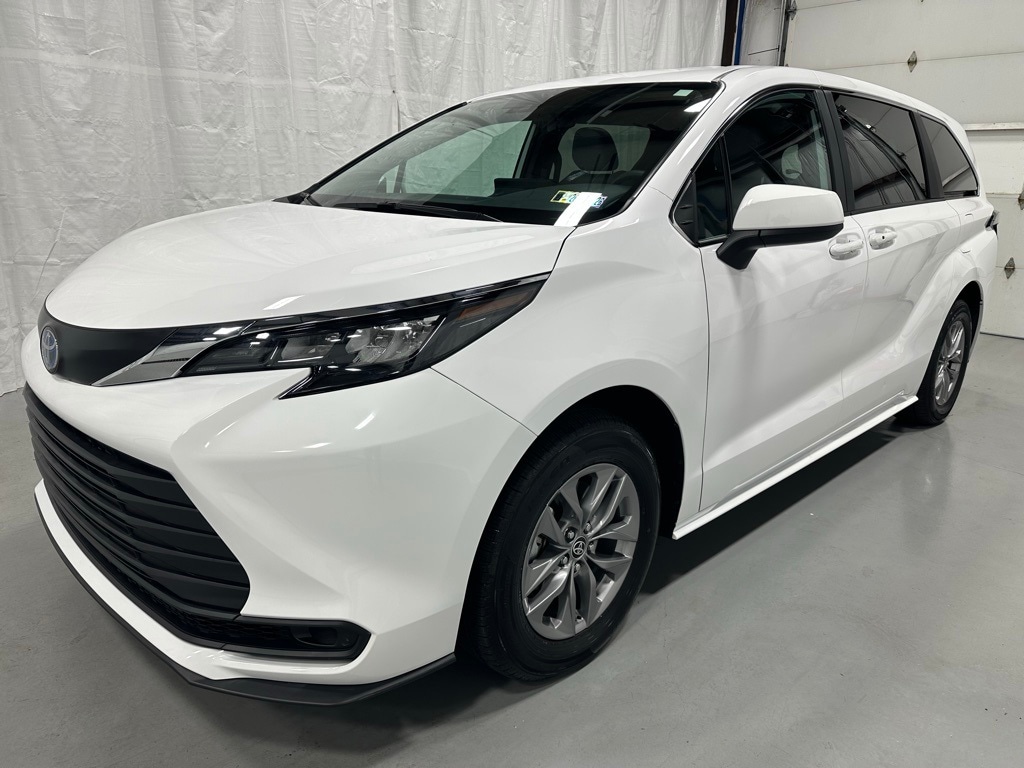 Used 2025 Toyota Sienna LE 8 Passenger Van Passenger Van