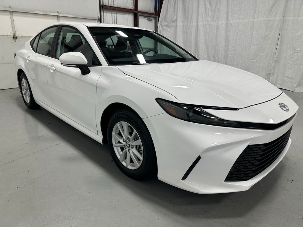 2025 Toyota Camry LE's photo